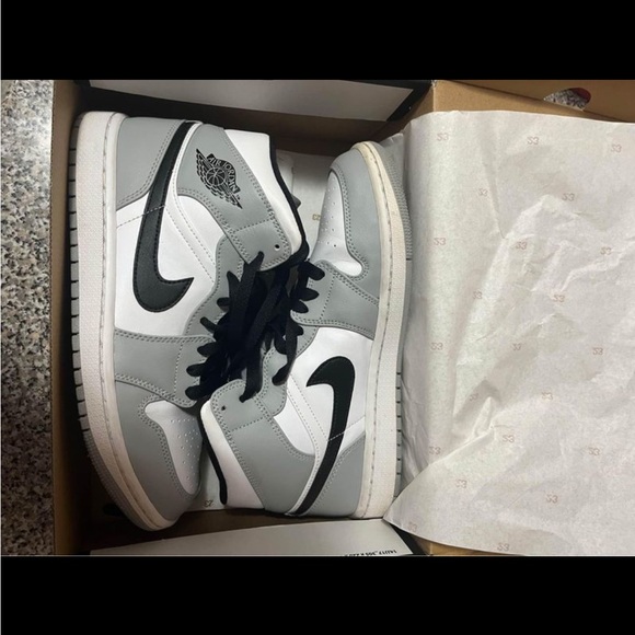Jordan’s 1 mid light smoke grey - Picture 2 of 10